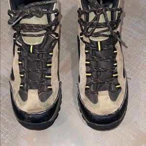 Men's Hiking Boots - Black and Tan